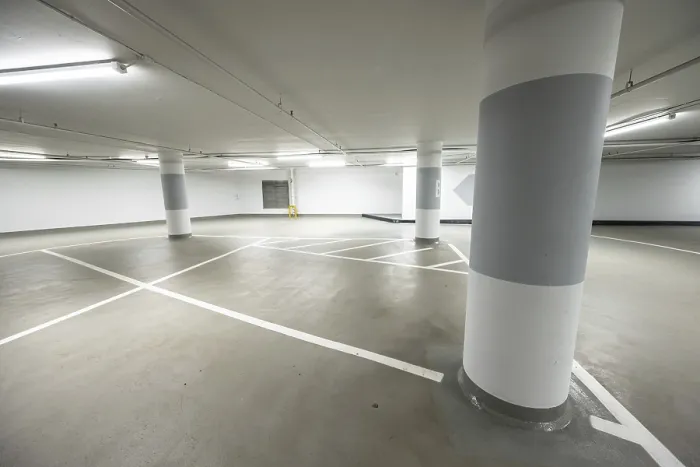 Gerahmter Druck : In einem leeren Parkhaus.