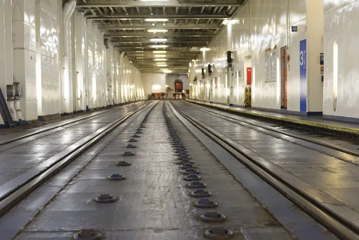 Gerahmter Druck : Innen- und Roll-on  /  Roll-off-Schiff mit Eisenbahnspuren.