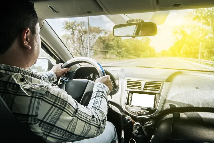 Gerahmter Druck : Innenansicht eines Mannes, der ein Auto fährt. Gerahmter Druck : Innenansicht eines Mannes, der ein Auto fährt.