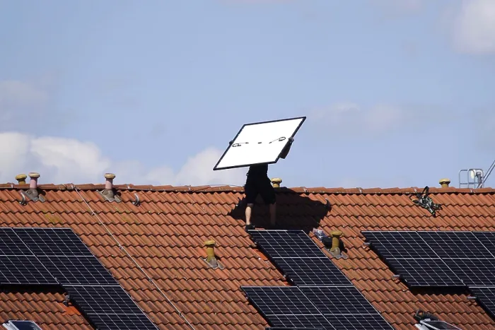 Gerahmter Druck : Einrichtung eines Solar-Systems, Sommer, Deutschland. Gerahmter Druck : Einrichtung eines Solar-Systems, Sommer, Deutschland.