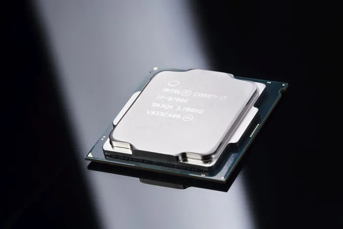 Gerahmter Druck : Intel Core i7 8700K-Prozessor 6-kerniger CPU, isoliert auf schwarz. Gerahmter Druck : Intel Core i7 8700K-Prozessor 6-kerniger CPU, isoliert auf schwarz.