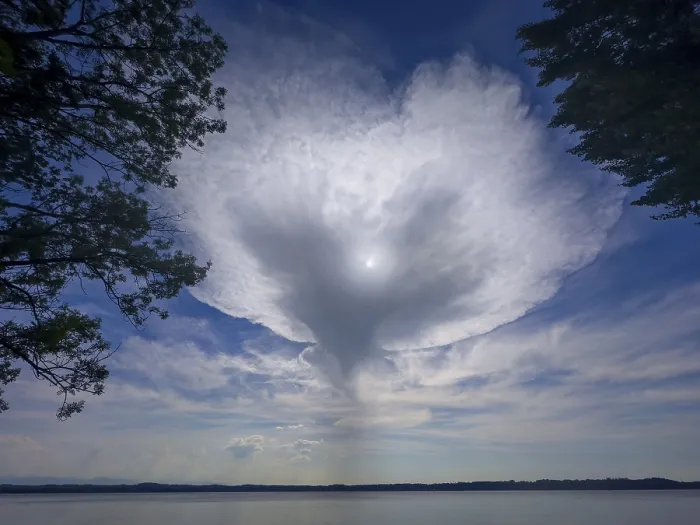 Gerahmter Druck : Interessanter Wolken über dem Starnberger See. Gerahmter Druck : Interessanter Wolken über dem Starnberger See.