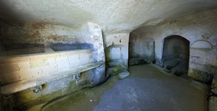 Gerahmter Druck : Innenraum einer alten Höhlenhütte. Gerahmter Druck : Innenraum einer alten Höhlenhütte.