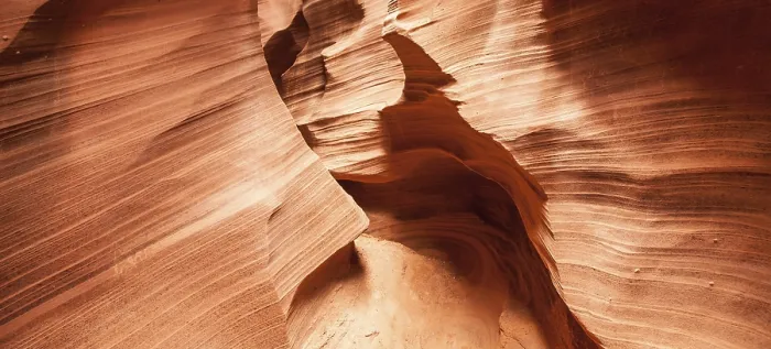 Gerahmter Druck : Innenansicht des Antelope Canyon, wunderbare orangefarbene Wellen aus Stein.