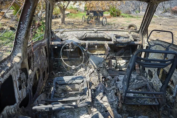 Gerahmter Druck : Innenraum eines abgebrannten Autos, völlig verwüstet und verbrannt. Gerahmter Druck : Innenraum eines abgebrannten Autos, völlig verwüstet und verbrannt.