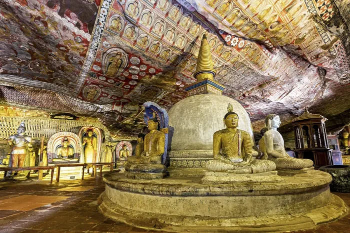 Gerahmter Druck : Innenraum einer Höhle mit Buddha-Statuen. Gerahmter Druck : Innenraum einer Höhle mit Buddha-Statuen.