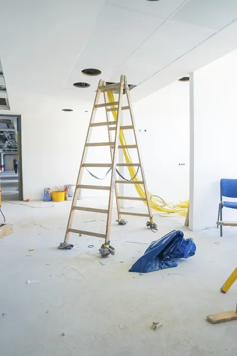 Gerahmter Druck : Innenausbau im Bau mit Leiter. Gerahmter Druck : Innenausbau im Bau mit Leiter.