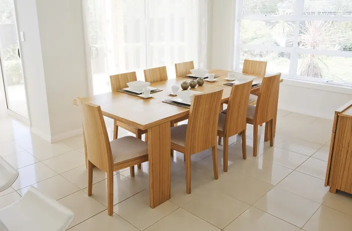 Gerahmter Druck : Innenausstattung mit Wohnzimmer-Esszimmertisch. Gerahmter Druck : Innenausstattung mit Wohnzimmer-Esszimmertisch.
