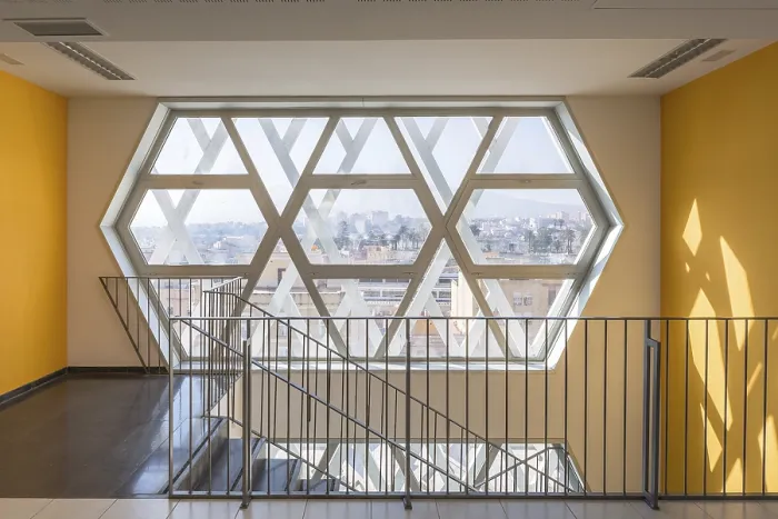 Gerahmter Druck : Innenraum eines modernen Auditoriums mit einer einzigartigen hexagonalen Fensterdesign. Gerahmter Druck : Innenraum eines modernen Auditoriums mit einer einzigartigen hexagonalen Fensterdesign.