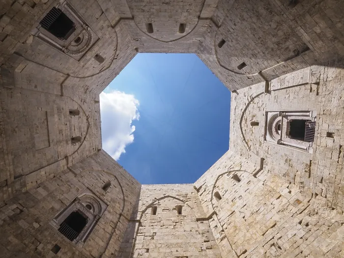 Gerahmter Druck : Innenansicht, Castel del Monte. Gerahmter Druck : Innenansicht, Castel del Monte.