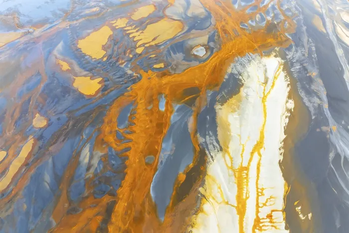 Gerahmter Druck : Vibrante, sich drehende abstrakte Texturen in Orange, Blau und Weiß Gerahmter Druck : Vibrante, sich drehende abstrakte Texturen in Orange, Blau und Weiß