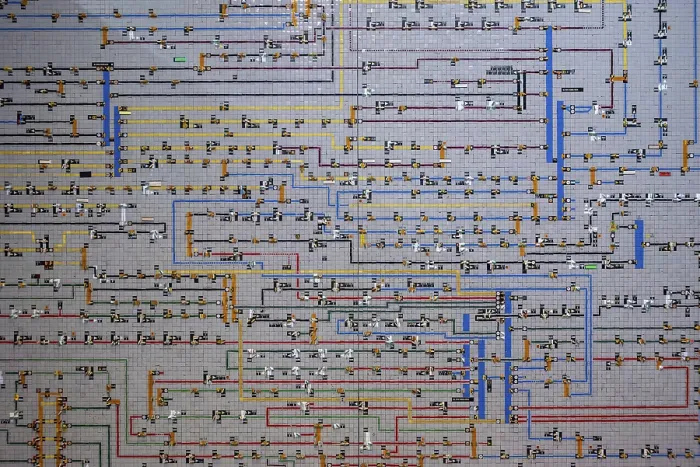 Gerahmter Druck : Komplexes Netzwerkdiagramm, das mehrere miteinander verbundene Linien und Elemente auf einem Raster zeigt.