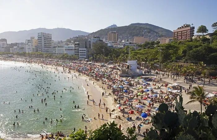Gerahmter Druck : Ipanema Beach mit Hintergrundberge und Christusstatue, Rio de Janeiro, Bundesstaat Rio de Janeiro, Brasilien Gerahmter Druck : Ipanema Beach mit Hintergrundberge und Christusstatue, Rio de Janeiro, Bundesstaat Rio de Janeiro, Brasilien