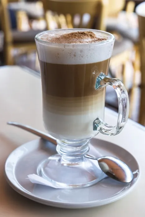 Gerahmter Druck : Ein irisches Kaffeebecher auf einem Tisch in einem Café.