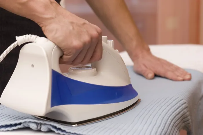 Gerahmter Druck : Ironing Gerahmter Druck : Ironing