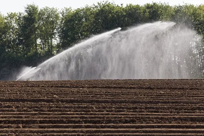 Gerahmter Druck : Wasserpumpe bewässert einen Feld im Frühling. Gerahmter Druck : Wasserpumpe bewässert einen Feld im Frühling.