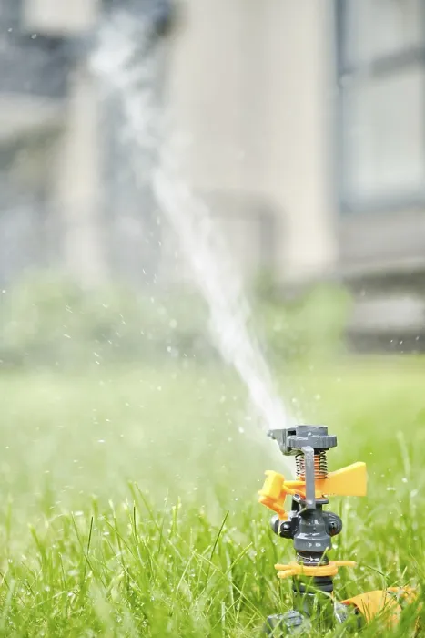 Gerahmter Druck : Bewässerung mit programmierbarer automatischer Dreh-Sprinkler. Gerahmter Druck : Bewässerung mit programmierbarer automatischer Dreh-Sprinkler.