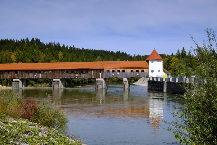 Gerahmter Druck : Isarbrücke am Ickinger Eisweiher Wehr. Gerahmter Druck : Isarbrücke am Ickinger Eisweiher Wehr.
