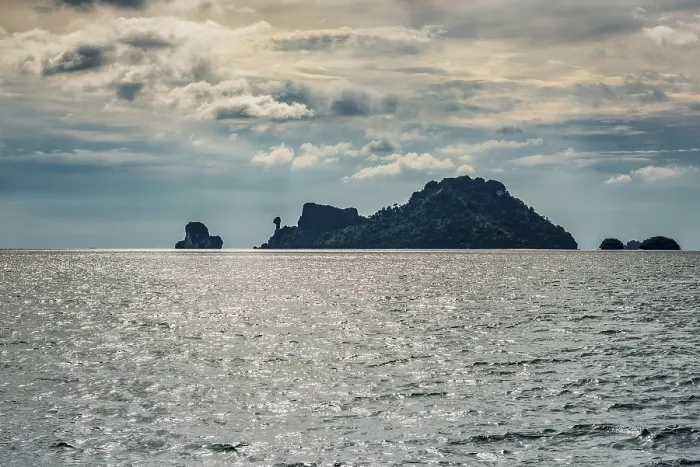 Gerahmter Druck : Insel-Landschaft mit dramatischem Gewitterhimmel. Gerahmter Druck : Insel-Landschaft mit dramatischem Gewitterhimmel.