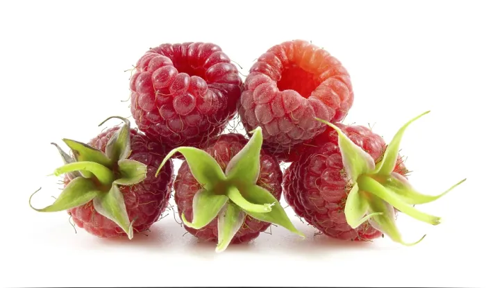 Gerahmter Druck : Isolierte Himbeeren auf weißem Hintergrund. Gerahmter Druck : Isolierte Himbeeren auf weißem Hintergrund.