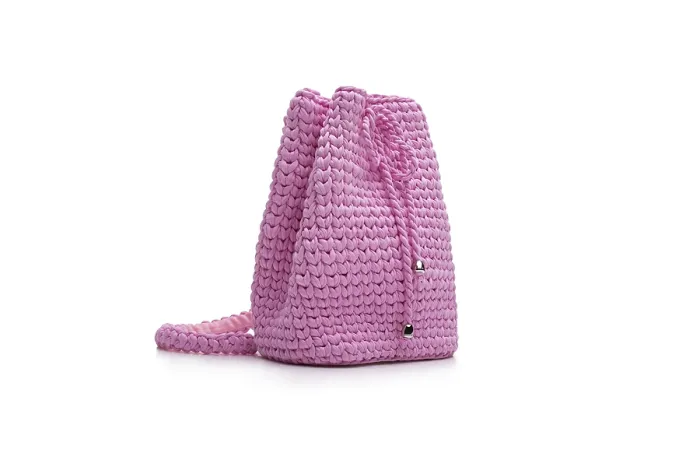 Gerahmter Druck : Isolierte Ansicht eines kleinen rosa gestrickten Rucksacks. Gerahmter Druck : Isolierte Ansicht eines kleinen rosa gestrickten Rucksacks.