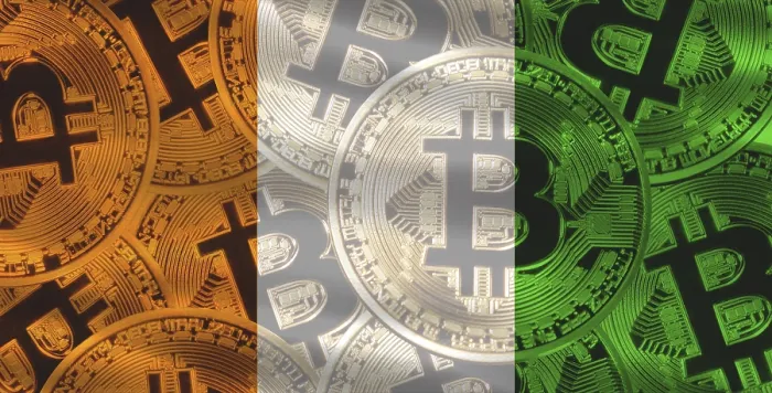 Gerahmter Druck : Ivoriesche Flagge mit Bitcoin-Hintergrund Gerahmter Druck : Ivoriesche Flagge mit Bitcoin-Hintergrund