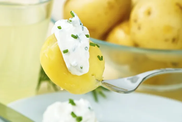 Gerahmter Druck : Blaaubeer-Pommes mit Kräuterquark. Gerahmter Druck : Blaaubeer-Pommes mit Kräuterquark.