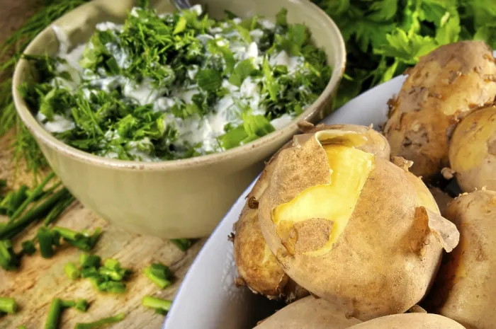 Gerahmter Druck : Pommes mit Kräuterquark. Gerahmter Druck : Pommes mit Kräuterquark.
