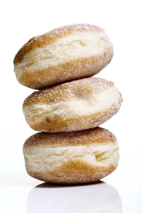 Gerahmter Druck : Drei Marmeladen-Donuts, gestapelt. Gerahmter Druck : Drei Marmeladen-Donuts, gestapelt.