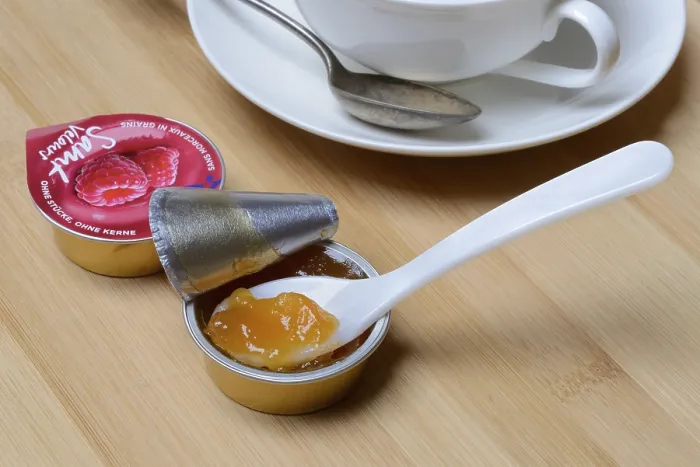 Gerahmter Druck : Marmelade in Portionspack mit Löffel, Marmelade Gerahmter Druck : Marmelade in Portionspack mit Löffel, Marmelade