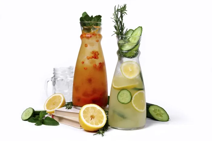 Gerahmter Druck : Zwei Flaschen kalte Sommerlimonade. Gerahmter Druck : Zwei Flaschen kalte Sommerlimonade.