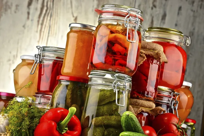 Gerahmter Druck : Dosen mit eingelegten Gemüse und fruchtigen Marmeladen. Gerahmter Druck : Dosen mit eingelegten Gemüse und fruchtigen Marmeladen.