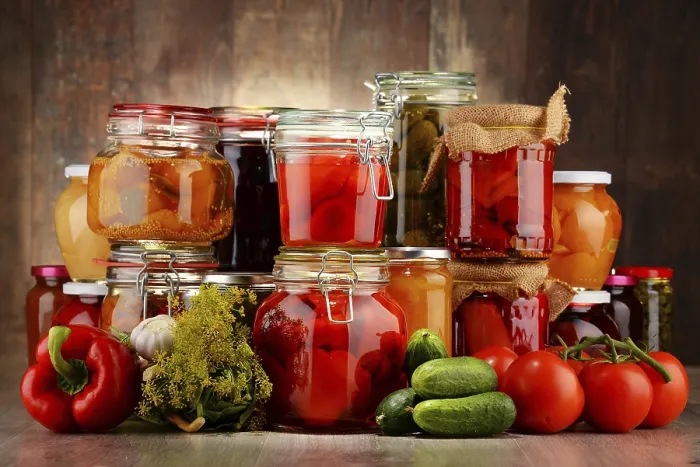 Gerahmter Druck : Dosen mit eingelegten Gemüse und fruchtigen Marmeladen. Gerahmter Druck : Dosen mit eingelegten Gemüse und fruchtigen Marmeladen.