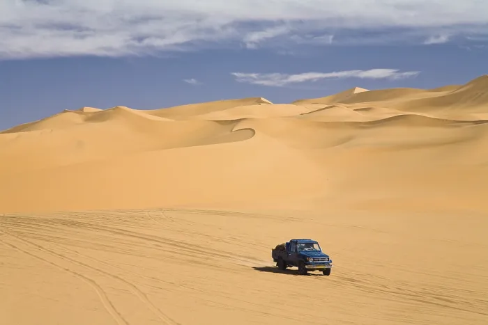 Gerahmter Druck : Jeep im Libyschen Wüstengebiet, Libyen. Gerahmter Druck : Jeep im Libyschen Wüstengebiet, Libyen.