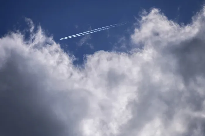 Gerahmter Druck : Ein Flugzeug über den Wolken mit Kontrails, Bayern, Deutschland Gerahmter Druck : Ein Flugzeug über den Wolken mit Kontrails, Bayern, Deutschland