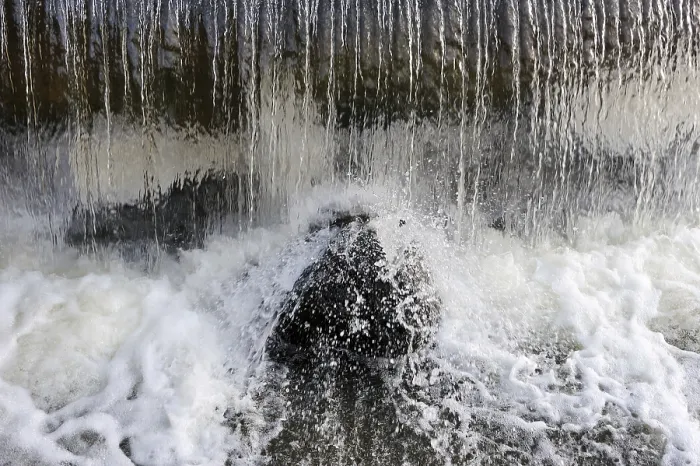 Gerahmter Druck : Die Strahlen des Wassers fallen auf Felsen. Gerahmter Druck : Die Strahlen des Wassers fallen auf Felsen.