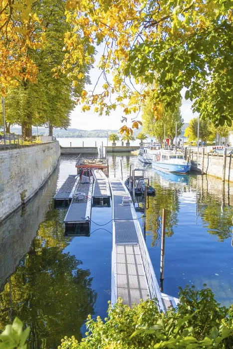 Gerahmter Druck : Ein Steg am Wasser in einem kleinen Hafen. Gerahmter Druck : Ein Steg am Wasser in einem kleinen Hafen.