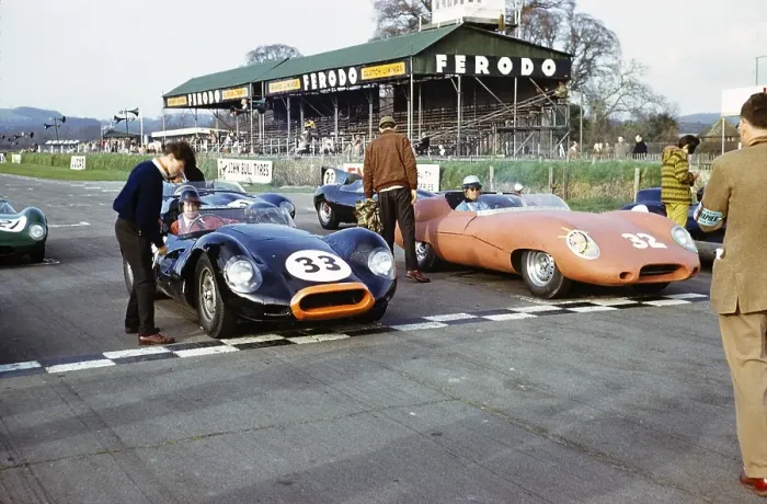 Gerahmter Druck : John Coundley (32), brauner Jaguar E Type, und Bill de Selincourt (33), Jaguar Lister Knobbly, Sportwagenrennen am Goodwood, März 1961, an der Startlinie. Gerahmter Druck : John Coundley (32), brauner Jaguar E Type, und Bill de Selincourt (33), Jaguar Lister Knobbly, Sportwagenrennen am Goodwood, März 1961, an der Startlinie.