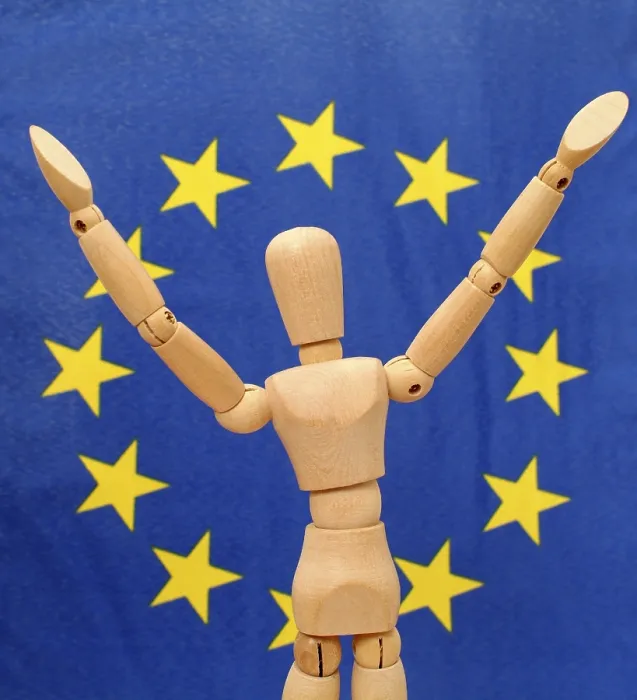 Gerahmter Druck : Gelenkte Puppe mit EU-Flagge. Gerahmter Druck : Gelenkte Puppe mit EU-Flagge.