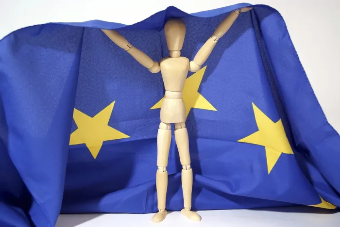 Gerahmter Druck : Gelenkte Puppe mit EU-Flagge Gerahmter Druck : Gelenkte Puppe mit EU-Flagge