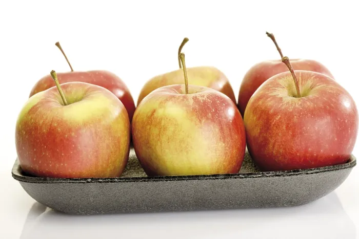 Gerahmter Druck : Jonagold-Apfel auf einem Kunststofftablett. Gerahmter Druck : Jonagold-Apfel auf einem Kunststofftablett.
