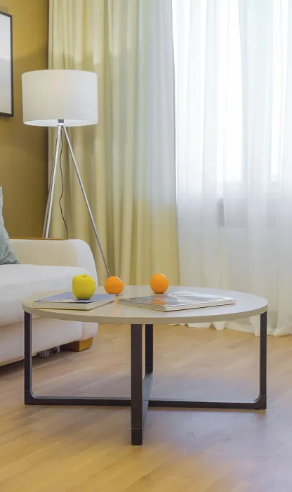 Gerahmter Druck : Tischkalender mit Orangen im Wohninterieur. Gerahmter Druck : Tischkalender mit Orangen im Wohninterieur.