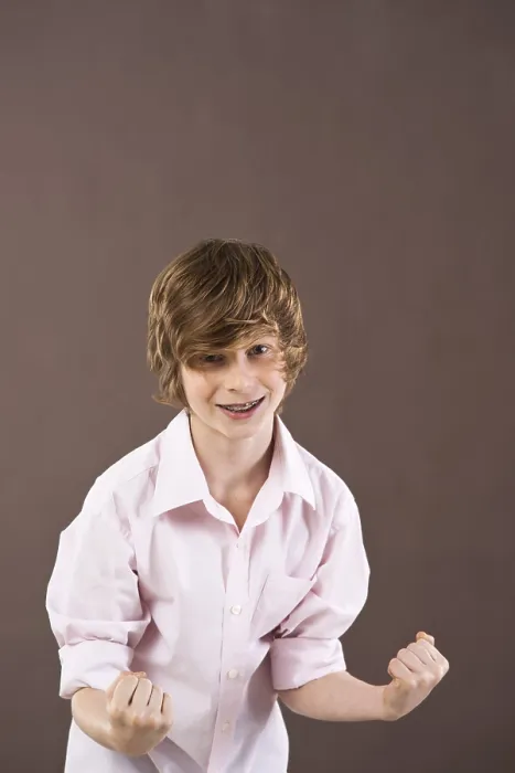Gerahmter Druck : Jubelnder Junge Gerahmter Druck : Jubelnder Junge