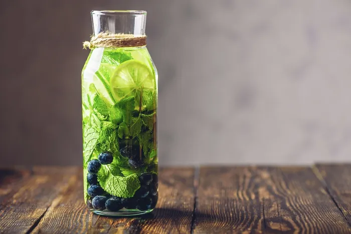 Gerahmter Druck : Wasserflasche mit Zitronengeschmack Gerahmter Druck : Wasserflasche mit Zitronengeschmack