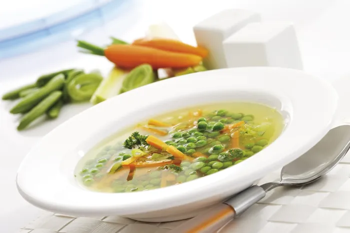 Gerahmter Druck : Gemüsesuppe in Juliennen. Gerahmter Druck : Gemüsesuppe in Juliennen.