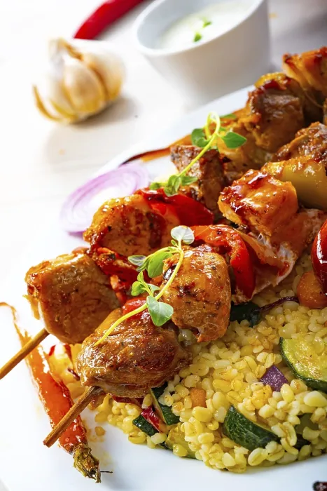 Gerahmter Druck : Kebabs mit Gemüse und Bulgur. Gerahmter Druck : Kebabs mit Gemüse und Bulgur.