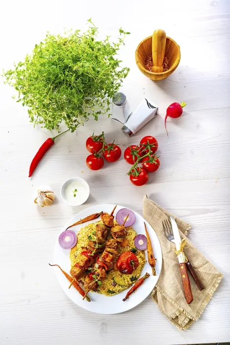 Gerahmter Druck : Kebabs mit Gemüse und Bulgur. Gerahmter Druck : Kebabs mit Gemüse und Bulgur.