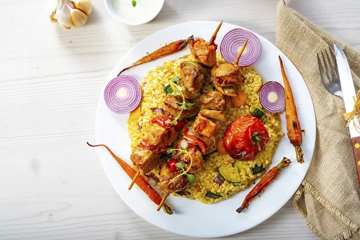 Gerahmter Druck : Kebabs mit Gemüse und Bulgur. Gerahmter Druck : Kebabs mit Gemüse und Bulgur.