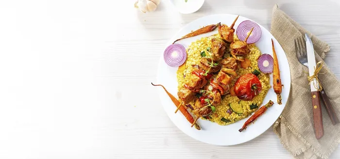 Gerahmter Druck : Kebabs mit Gemüse und Bulgur. Gerahmter Druck : Kebabs mit Gemüse und Bulgur.
