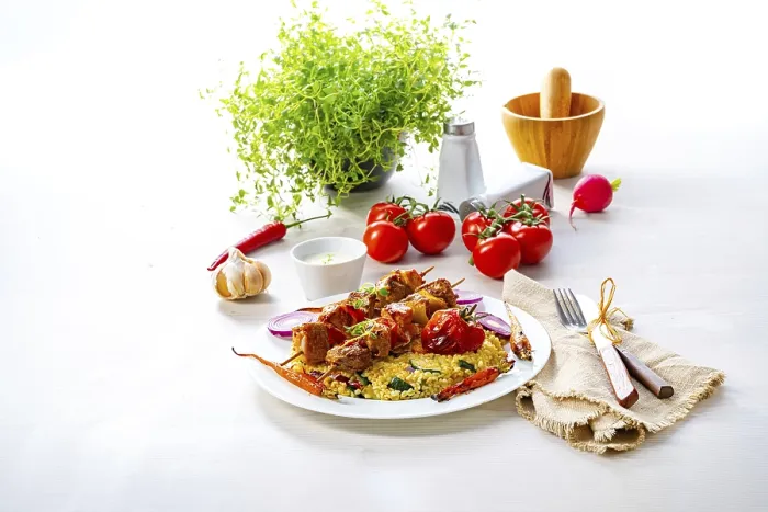 Gerahmter Druck : Kebabs mit Gemüse und Bulgur. Gerahmter Druck : Kebabs mit Gemüse und Bulgur.